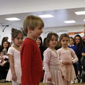 Le prince Harry, duc de Sussex, assiste à un cours de danse classique lors de sa visite au centre YMCA South Ealing à Londres le 3 avril 2019.