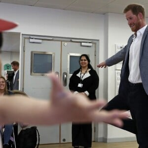 Le prince Harry, duc de Sussex, assiste à un cours de danse classique lors de sa visite au centre YMCA South Ealing à Londres le 3 avril 2019.