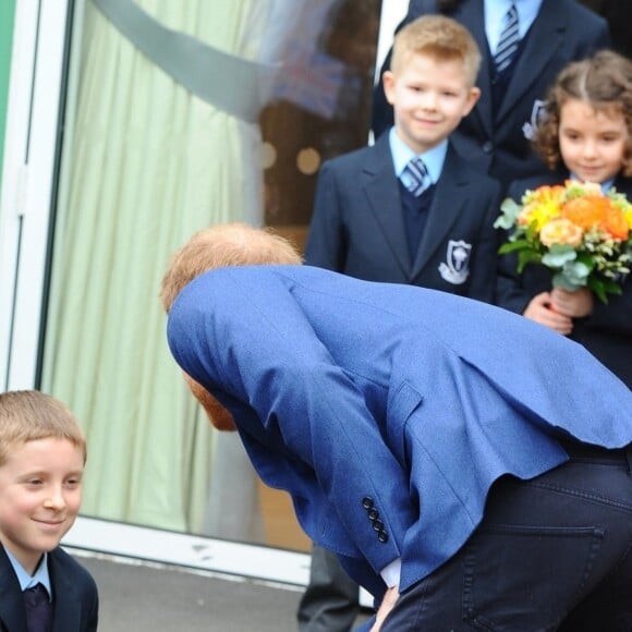 Le prince Harry, duc de Sussex, arrive à l'école primaire catholique Saint Vincent à Acton près de Londres le 20 mars 2019.