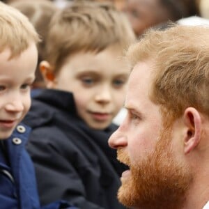 Le prince Harry, duc de Sussex, plante un arbre avec les éco-ambassadeurs de l'école primaire catholique Saint Vincent à Acton près de Londres le 20 mars 2019.