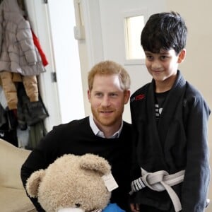 Le prince Harry, duc de Sussex, assiste aux activités du centre John Corfield pour le programme de vacances "Fit and Fed" à Londres le 19 février 2019.