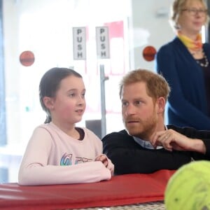 Le prince Harry assiste aux activités du centre John Corfield pour le programme de vacances "Fit and Fed" à Londres le 19 février 2019.