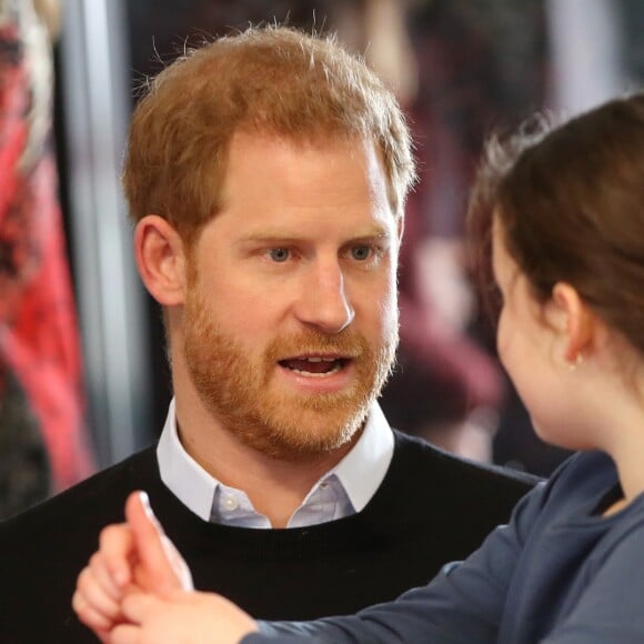 Le prince Harry assiste aux activités du centre John Corfield pour le programme de vacances "Fit and Fed" à Londres le 19 février 2019.