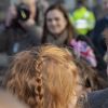 Le prince Harry, duc de Sussex, rencontre une jeune fille qu'il prend dans ses bras au Square Hamilton lors de sa visite à Birkenhead. Le 14 janvier 2019.