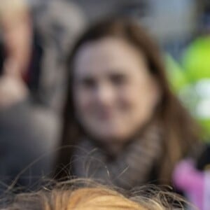 Le prince Harry, duc de Sussex, rencontre une jeune fille qu'il prend dans ses bras au Square Hamilton lors de sa visite à Birkenhead. Le 14 janvier 2019.