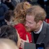 Le prince Harry, duc de Sussex, rencontre une jeune fille qu'il prend dans ses bras au Square Hamilton lors de sa visite à Birkenhead. Le 14 janvier 2019.