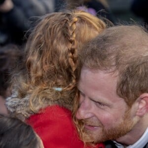 Le prince Harry, duc de Sussex, rencontre une jeune fille qu'il prend dans ses bras au Square Hamilton lors de sa visite à Birkenhead. Le 14 janvier 2019.