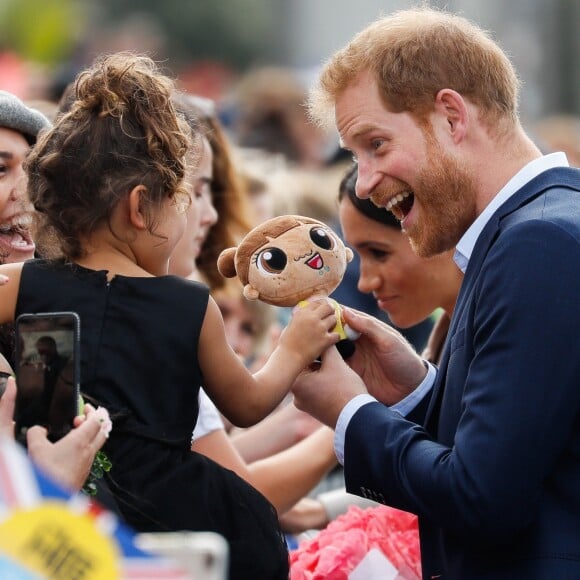 Le prince Harry, duc de Sussex, et Meghan Markle, duchesse de Sussex, ont été accueillis par une foule de supporters au Viaduct Harbour à Auckland, Nouvelle-Zélande, le 30 octobre 2018.