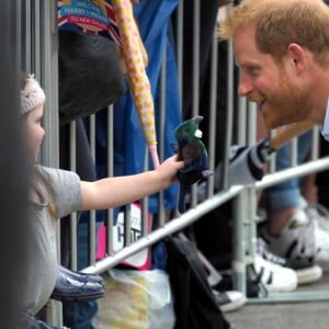 Le prince Harry, duc de Sussex, et Meghan Markle, duchesse de Sussex, ont été accueillis par une foule de supporters au Viaduct Harbour à Auckland, Nouvelle-Zélande, le 30 octobre 2018.