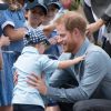 Le prince Harry, duc de Sussex et sa femme Meghan Markle, duchesse de Sussex (enceinte), accueillis par des élèves australiens, ont vécu un adorable moment lorsqu'un petit garçon de 5 ans , atteint de trisomie 21, a sauté dans les bras du prince avant de faire un câlin à la duchesse à leur arrivée à Dubbo, le 17 octobre 2018.