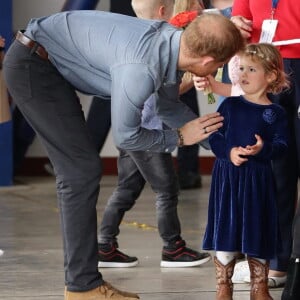 Le prince Harry, duc de Sussex et sa femme Meghan Markle, duchesse de Sussex (enceinte) visitent le "Royal Flying Doctor Service Visitor Education" à Dubbo en Australie lors de leur première tournée officielle, le 17 octobre 2018.