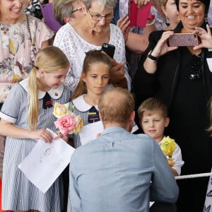 Le prince Harry, duc de Sussex et sa femme Meghan Markle, duchesse de Sussex (enceinte) visitent le "Royal Flying Doctor Service Visitor Education" à Dubbo en Australie lors de leur première tournée officielle, le 17 octobre 2018.