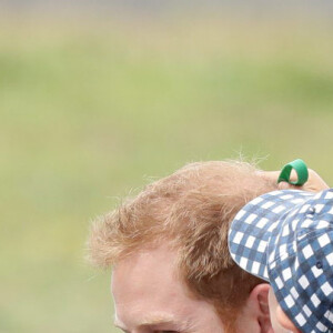 Le prince Harry, duc de Sussex et sa femme Meghan Markle, duchesse de Sussex (enceinte) ont vécu un adorable moment lorsqu'un petit garçon de 5 ans a sauté dans les bras du prince avant de faire un câlin à la duchesse à leur arrivée à Dubbo, le 17 octobre 2018.