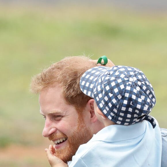 Le prince Harry, duc de Sussex et sa femme Meghan Markle, duchesse de Sussex (enceinte) ont vécu un adorable moment lorsqu'un petit garçon de 5 ans a sauté dans les bras du prince avant de faire un câlin à la duchesse à leur arrivée à Dubbo, le 17 octobre 2018.