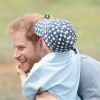 Le prince Harry, duc de Sussex et sa femme Meghan Markle, duchesse de Sussex (enceinte) ont vécu un adorable moment lorsqu'un petit garçon de 5 ans a sauté dans les bras du prince avant de faire un câlin à la duchesse à leur arrivée à Dubbo, le 17 octobre 2018.