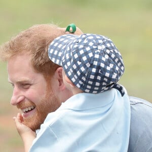 Le prince Harry, duc de Sussex et sa femme Meghan Markle, duchesse de Sussex (enceinte) ont vécu un adorable moment lorsqu'un petit garçon de 5 ans a sauté dans les bras du prince avant de faire un câlin à la duchesse à leur arrivée à Dubbo, le 17 octobre 2018.