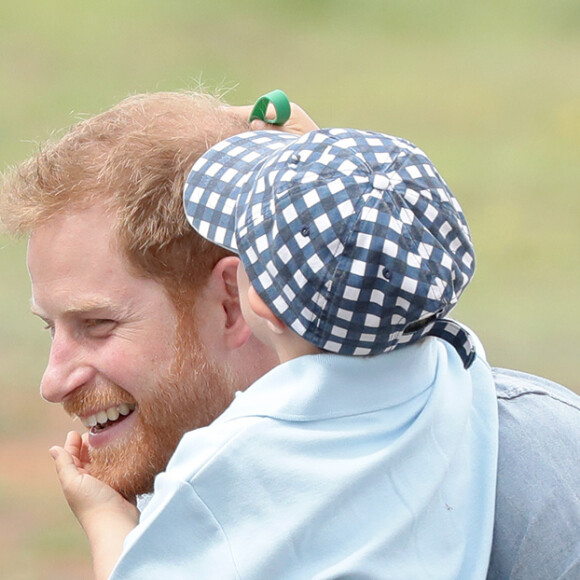 Le prince Harry, duc de Sussex et sa femme Meghan Markle, duchesse de Sussex (enceinte) ont vécu un adorable moment lorsqu'un petit garçon de 5 ans a sauté dans les bras du prince avant de faire un câlin à la duchesse à leur arrivée à Dubbo, le 17 octobre 2018.