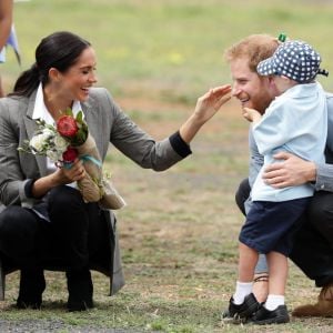 Le prince Harry, duc de Sussex et sa femme Meghan Markle, duchesse de Sussex (enceinte) ont vécu un adorable moment lorsqu'un petit garçon de 5 ans a sauté dans les bras du prince avant de faire un câlin à la duchesse à leur arrivée à Dubbo, le 17 octobre 2018.