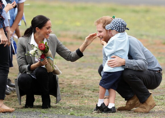 Le prince Harry, duc de Sussex et sa femme Meghan Markle, duchesse de Sussex (enceinte) ont vécu un adorable moment lorsqu'un petit garçon de 5 ans a sauté dans les bras du prince avant de faire un câlin à la duchesse à leur arrivée à Dubbo, le 17 octobre 2018.