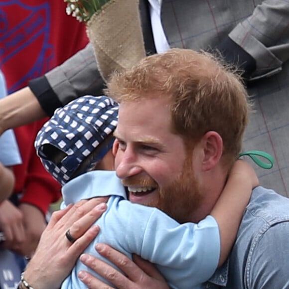 Le prince Harry, duc de Sussex et sa femme Meghan Markle, duchesse de Sussex (enceinte) ont vécu un adorable moment lorsqu'un petit garçon de 5 ans a sauté dans les bras du prince avant de faire un câlin à la duchesse à leur arrivée à Dubbo, le 17 octobre 2018.