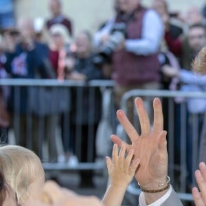 Le prince Harry et Meghan Markle sont accueillis par des enfants lors de leur visite au Brighton Pavilion à Brighton le 3 octobre 2018.