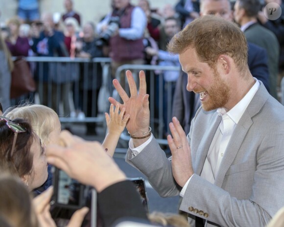 Le prince Harry et Meghan Markle sont accueillis par des enfants lors de leur visite au Brighton Pavilion à Brighton le 3 octobre 2018.