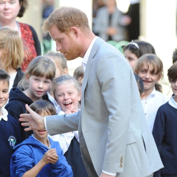 Le prince Harry et Meghan Markle sont accueillis par des enfants lors de leur visite au Brighton Pavilion à Brighton le 3 octobre 2018.