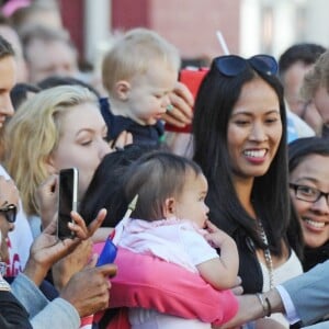 Le prince Harry et Meghan Markle saluent les habitants de Chichester dans le Sussex le 3 octobre 2018.