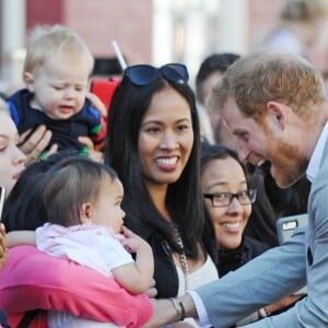 Le prince Harry et Meghan Markle saluent les habitants de Chichester dans le Sussex le 3 octobre 2018.