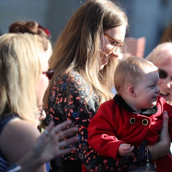 Le prince Harry et Meghan Markle saluent les habitants de Chichester dans le Sussex le 3 octobre 2018.