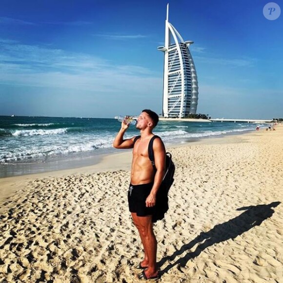 Danny Drinkwater boit de l'eau, à Dubaï, le 16 novembre 2018