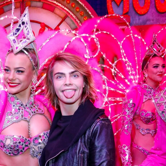 Exclusif - Cara Delevingne pose avec les danseurs de la revue du Moulin Rouge à Paris, France, le 9 avril 2019. © Marc Ausset-Lacroix/Bestimage