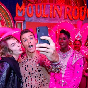 Exclusif - Cara Delevingne pose avec les danseurs de la revue du Moulin Rouge à Paris, France, le 9 avril 2019. © Marc Ausset-Lacroix/Bestimage