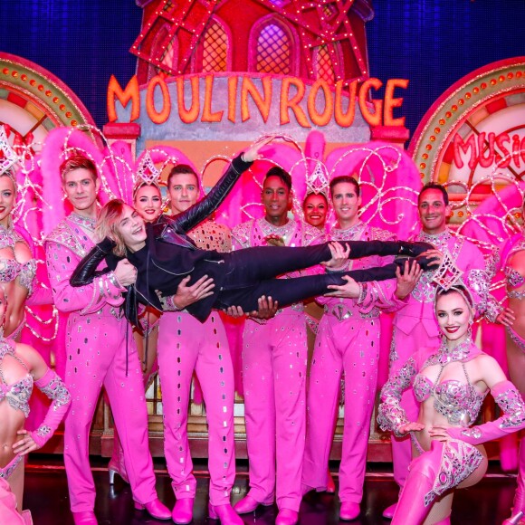 Exclusif - Cara Delevingne pose avec les danseurs de la revue du Moulin Rouge à Paris, France, le 9 avril 2019. © Marc Ausset-Lacroix/Bestimage