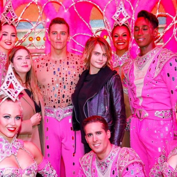 Exclusif - Cara Delevingne et sa petite amie Ashley Benson posent avec les danseurs de la revue du Moulin Rouge à Paris, France, le 9 avril 2019. © Marc Ausset-Lacroix/Bestimage