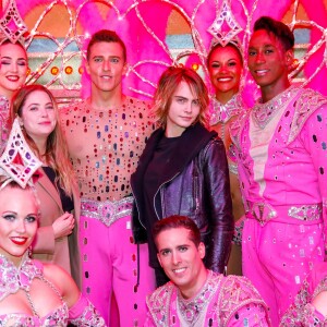 Exclusif - Cara Delevingne et sa petite amie Ashley Benson posent avec les danseurs de la revue du Moulin Rouge à Paris, France, le 9 avril 2019. © Marc Ausset-Lacroix/Bestimage