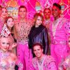 Exclusif - Cara Delevingne et sa petite amie Ashley Benson posent avec les danseurs de la revue du Moulin Rouge à Paris, France, le 9 avril 2019. © Marc Ausset-Lacroix/Bestimage