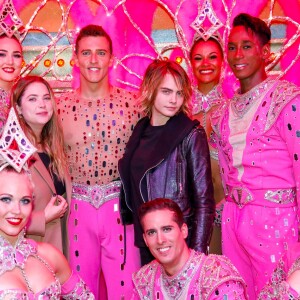 Exclusif - Cara Delevingne et sa petite amie Ashley Benson posent avec les danseurs de la revue du Moulin Rouge à Paris, France, le 9 avril 2019. © Marc Ausset-Lacroix/Bestimage