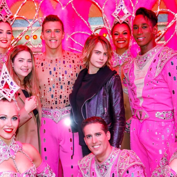 Exclusif - Cara Delevingne et sa petite amie Ashley Benson posent avec les danseurs de la revue du Moulin Rouge à Paris, France, le 9 avril 2019. © Marc Ausset-Lacroix/Bestimage