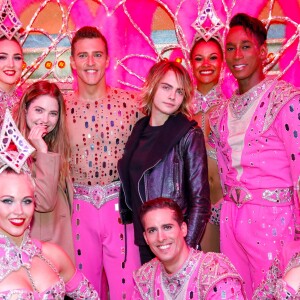 Exclusif - Cara Delevingne et sa petite amie Ashley Benson posent avec les danseurs de la revue du Moulin Rouge à Paris, France, le 9 avril 2019. © Marc Ausset-Lacroix/Bestimage