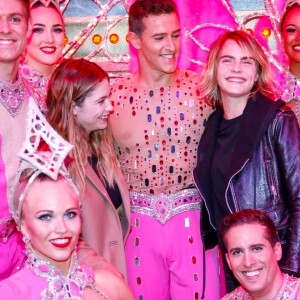 Exclusif - Cara Delevingne et sa petite amie Ashley Benson posent avec les danseurs de la revue du Moulin Rouge à Paris, France, le 9 avril 2019. © Marc Ausset-Lacroix/Bestimage