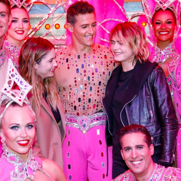 Exclusif - Cara Delevingne et sa petite amie Ashley Benson posent avec les danseurs de la revue du Moulin Rouge à Paris, France, le 9 avril 2019. © Marc Ausset-Lacroix/Bestimage