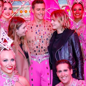 Exclusif - Cara Delevingne et sa petite amie Ashley Benson posent avec les danseurs de la revue du Moulin Rouge à Paris, France, le 9 avril 2019. © Marc Ausset-Lacroix/Bestimage