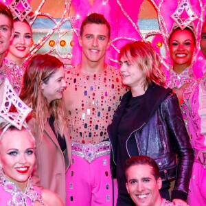 Exclusif - Cara Delevingne et sa petite amie Ashley Benson posent avec les danseurs de la revue du Moulin Rouge à Paris, France, le 9 avril 2019. © Marc Ausset-Lacroix/Bestimage