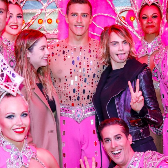 Exclusif - Cara Delevingne et sa petite amie Ashley Benson posent avec les danseurs de la revue du Moulin Rouge à Paris, France, le 9 avril 2019. © Marc Ausset-Lacroix/Bestimage