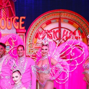 Exclusif - Cara Delevingne et sa petite amie Ashley Benson posent avec les danseurs de la revue du Moulin Rouge à Paris, France, le 9 avril 2019. © Marc Ausset-Lacroix/Bestimage