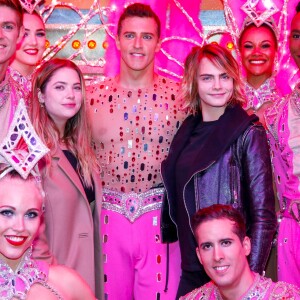 Exclusif - Cara Delevingne et sa petite amie Ashley Benson posent avec les danseurs de la revue du Moulin Rouge à Paris, France, le 9 avril 2019. © Marc Ausset-Lacroix/Bestimage