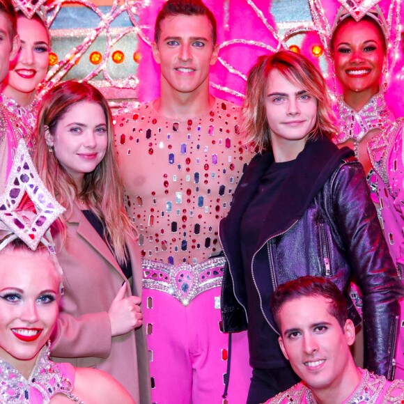 Exclusif - Cara Delevingne et sa petite amie Ashley Benson posent avec les danseurs de la revue du Moulin Rouge à Paris, France, le 9 avril 2019. © Marc Ausset-Lacroix/Bestimage