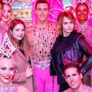 Exclusif - Cara Delevingne et sa petite amie Ashley Benson posent avec les danseurs de la revue du Moulin Rouge à Paris, France, le 9 avril 2019. © Marc Ausset-Lacroix/Bestimage