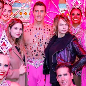 Exclusif - Cara Delevingne et sa petite amie Ashley Benson posent avec les danseurs de la revue du Moulin Rouge à Paris, France, le 9 avril 2019. © Marc Ausset-Lacroix/Bestimage